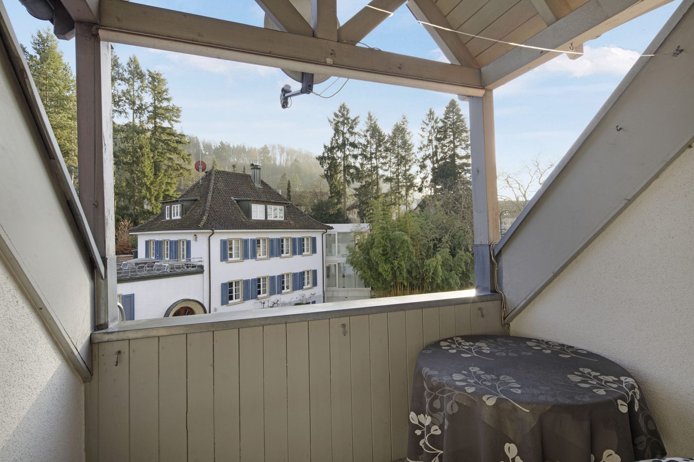 Ruhig wohnen im obersten Stockwerk – 4-Zimmer-Wohnung mit Balkon