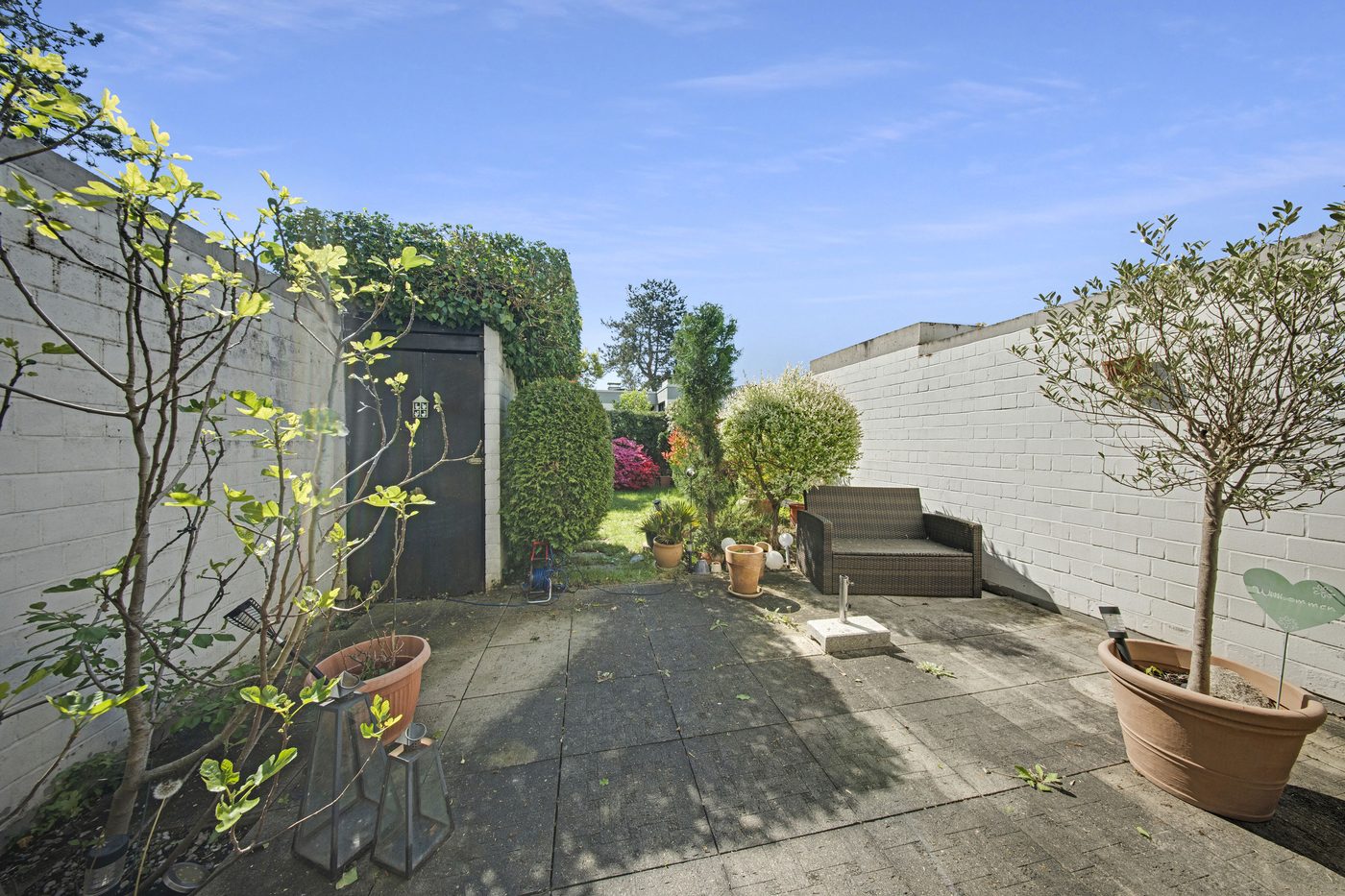 Schönes Reihenhaus im Bauhausstil mit sonnigem Garten und großer Terrasse