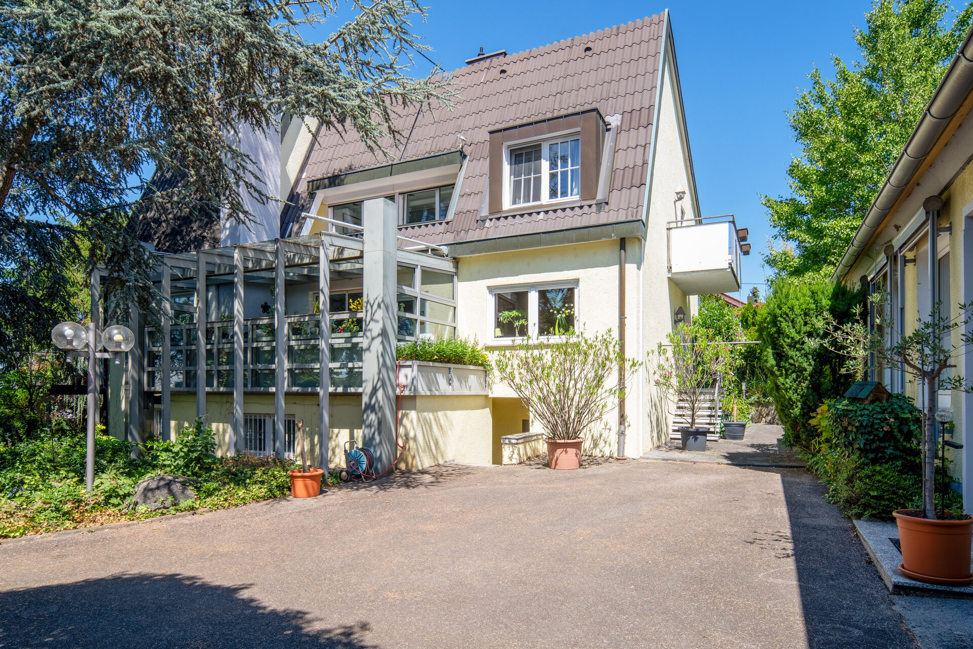 2 Häuser mit 3 Garagen in den Weinbergen von Flein